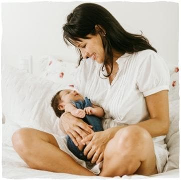 Die Frau umarmt ihr Baby
